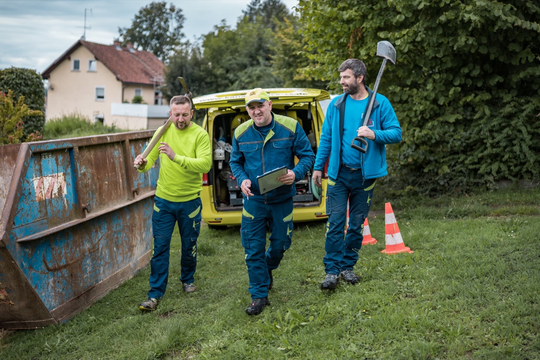Team der Kanalservice CS GmbH bei Kanalarbeiten im Landkreis Passau